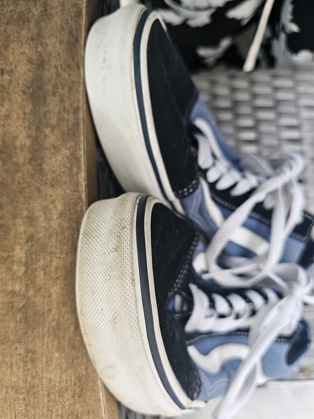 🚨SALE🚨Vans Classic Old Skool Sneakers in Navy Colorway with White Stripe - Picture 8 of 8